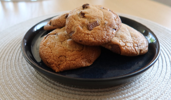 Hjemmelavede chokolade cookies er lækre småkager fyldt med stykker af mørk chokolade.